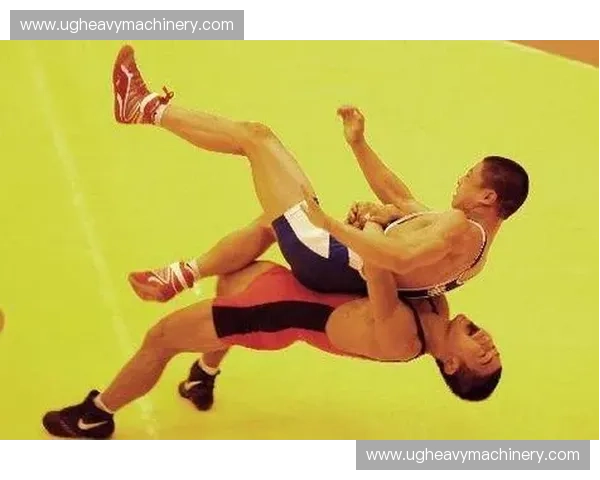 抱腰翻滚技巧全解析及实用训练方法助力身体灵活性提升